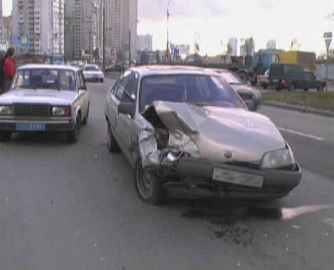На Днепровской набережной столкнулись два автомобиля