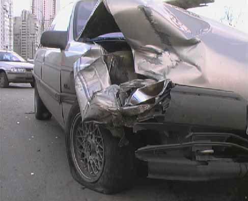 На Днепровской набережной столкнулись два автомобиля