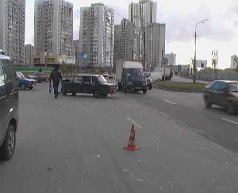 На Днепровской набережной столкнулись два автомобиля