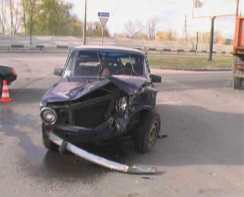 На Днепровской набережной столкнулись два автомобиля