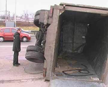 ДТП: из-за лопнувшего колеса перевернулся "ЗИЛ" 