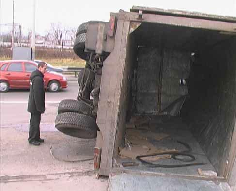 В Киеве перевернулся ЗИЛ