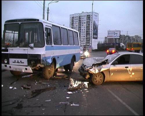 ДТП: легковушка столкнулась с автобусом, есть пострадавшие