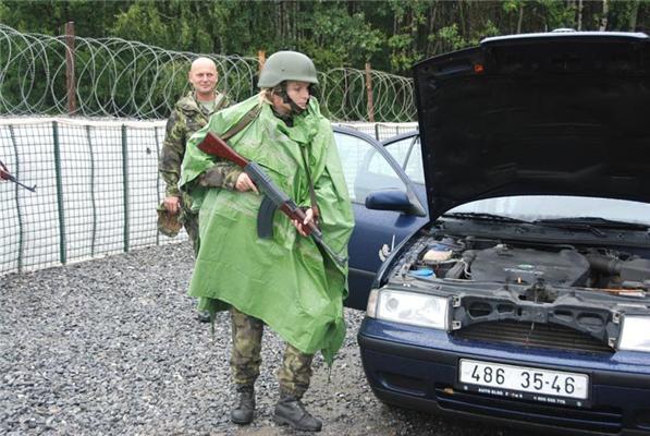 Команду "лягай" ці дівчата виконують неправильно. ФОТО