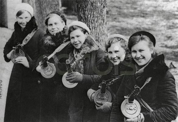 Команду "ложись" эти девушки выполняют неправильно. ФОТО