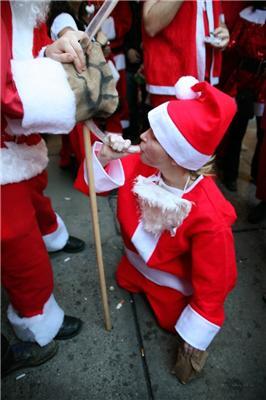 Тяжело Санта Клаусам-столько исполнить и не накидаться. ФОТО