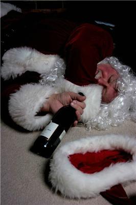 Тяжело Санта Клаусам-столько исполнить и не накидаться. ФОТО