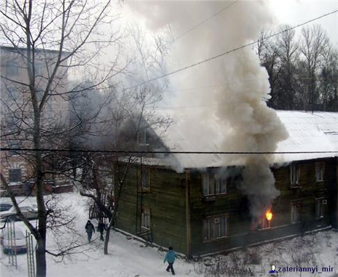 Как горел дом с деревянными перекрытиями (18 фотографий)