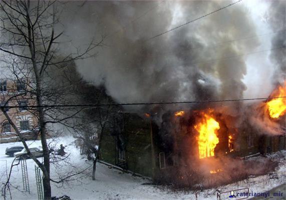 Как горел дом с деревянными перекрытиями (18 фотографий)