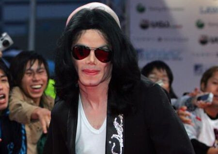 Майкл Джексон за гроші облапал японців 