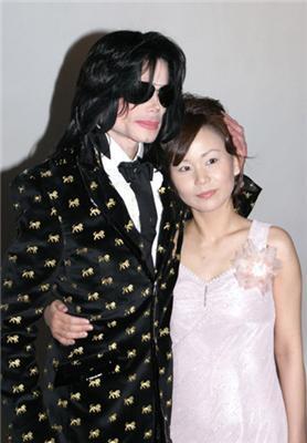 Майкл Джексон за гроші облапал японців 