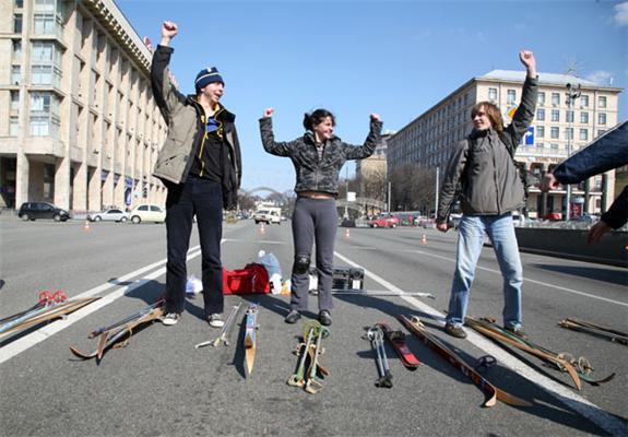 Скрежет дерева по киевскому асфальту слышен даже в Минске!