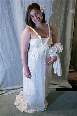 Новая мода: Платье из туалетной бумаги (не б/у!) ФОТО
