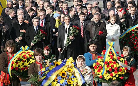 Виктору Ющенко у памятника Шевченко кричали «Ганьба!» 