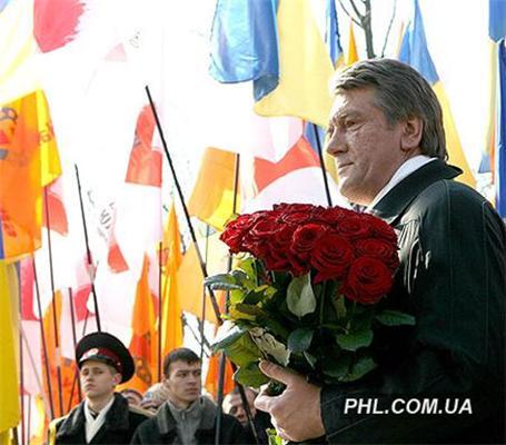 Виктору Ющенко у памятника Шевченко кричали «Ганьба!»