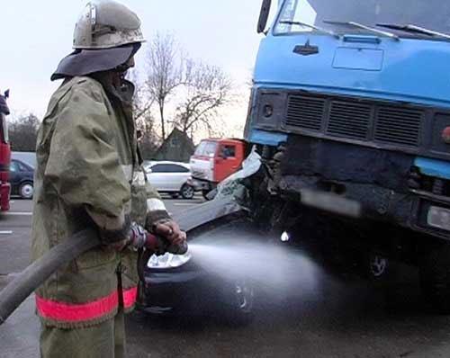 Жуткая авария в Киеве, МАЗ расплющил Daewoo о столб