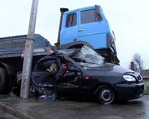 Жуткая авария в Киеве, МАЗ расплющил Daewoo о столб