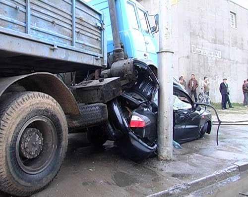 Жуткая авария в Киеве, МАЗ расплющил Daewoo о столб