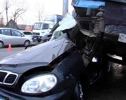 Жуткая авария в Киеве, МАЗ расплющил Daewoo о столб