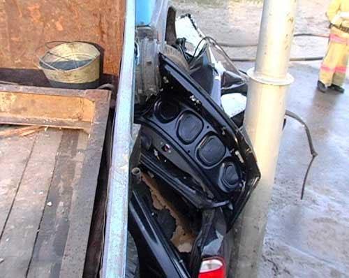 Жуткая авария в Киеве, МАЗ расплющил Daewoo о столб