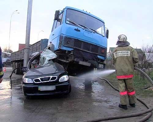 Жуткая авария в Киеве, МАЗ расплющил Daewoo о столб