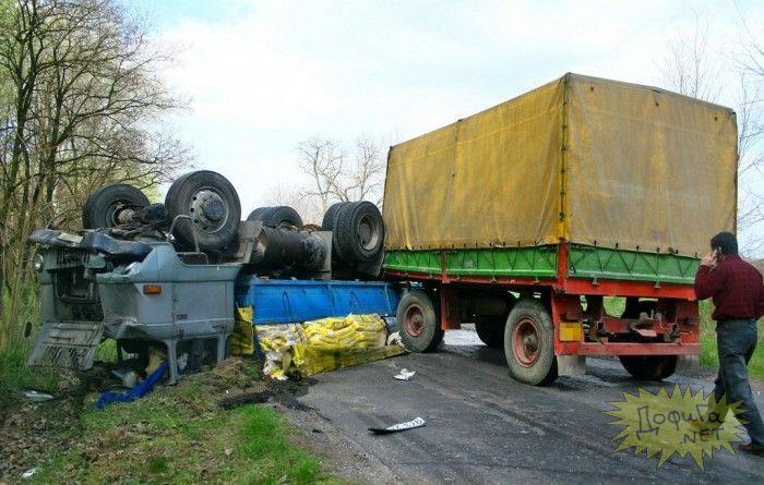 Жуть на дорогах. Чтобы достать водителя, машину пришлось распилить