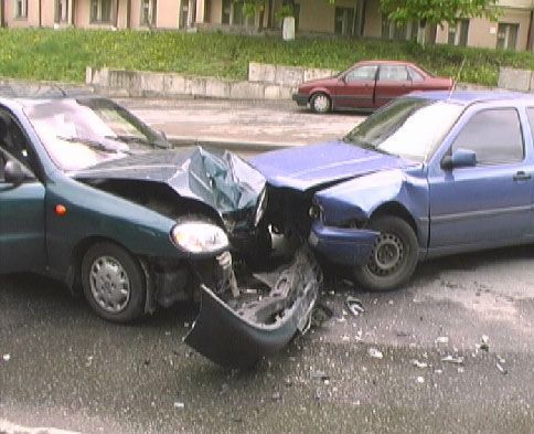 Две иномарки поцеловались "взасос"