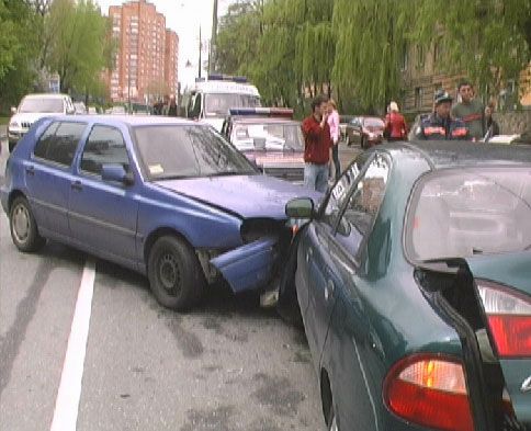 Две иномарки поцеловались "взасос"