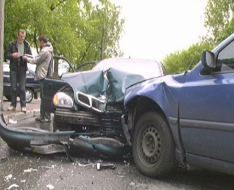 Две иномарки поцеловались "взасос"