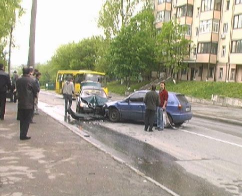 Две иномарки поцеловались "взасос"