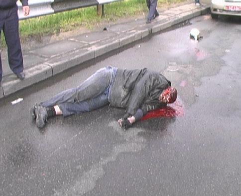 Жуткая авария в Киеве: мотоциклист и его пассажирка погибли на месте