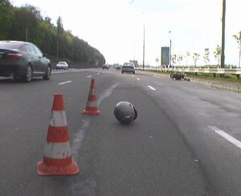 Жуткая авария в Киеве: мотоциклист и его пассажирка погибли на месте
