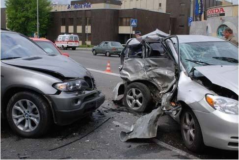 На Подоле столкнулись три иномарки: есть жертвы