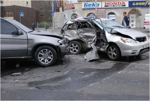 На Подоле столкнулись три иномарки: есть жертвы