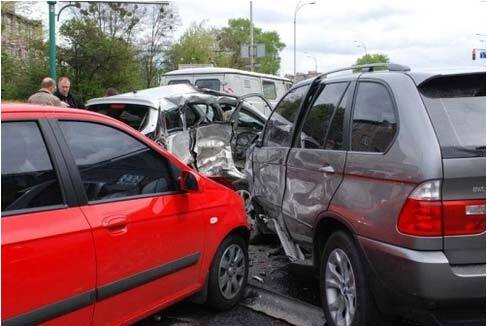 На Подоле столкнулись три иномарки: есть жертвы