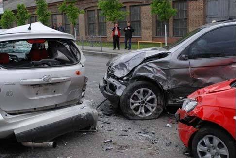 На Подоле столкнулись три иномарки: есть жертвы