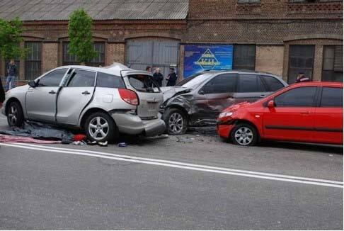 На Подоле столкнулись три иномарки: есть жертвы