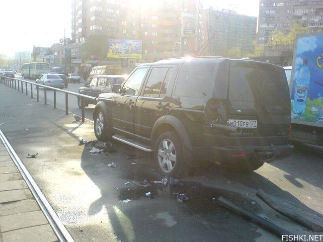 Жуткая авария! Машину нанизало на ограждение...