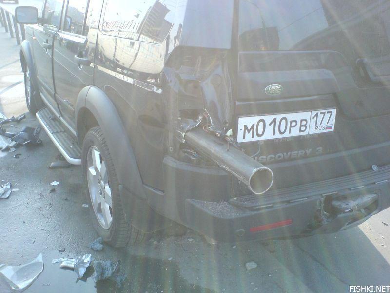 Жуткая авария! Машину нанизало на ограждение...