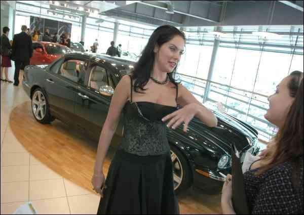 Владі Литовченко подарували чорний Jaguar XJ вартістю 110 тис. євро