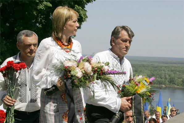 Ющенко з родиною піднявся на Тарасову гору. Фоторепортаж