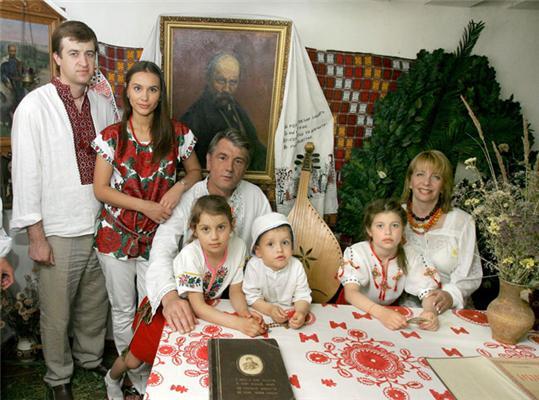 Ющенко з родиною піднявся на Тарасову гору. Фоторепортаж