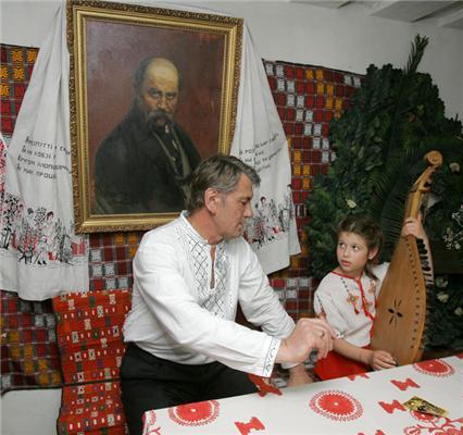 Ющенко с семьей поднялся на Тарасову гору. Фоторепортаж