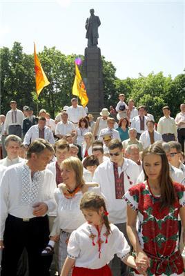Ющенко з родиною піднявся на Тарасову гору. Фоторепортаж