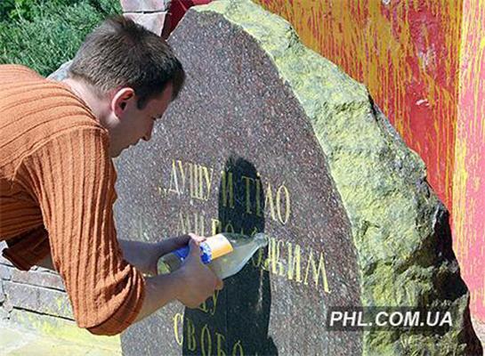 Нашоукраїнці відмили спаплюжений пам'ятник у Крутах. ФОТО
