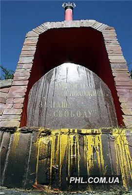 Нашоукраїнці відмили спаплюжений пам'ятник у Крутах. ФОТО