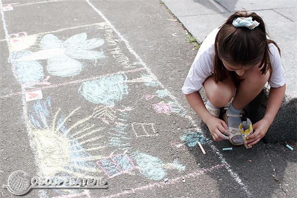 Світ очима дітей: повітряні кулі та малюнки на асфальті