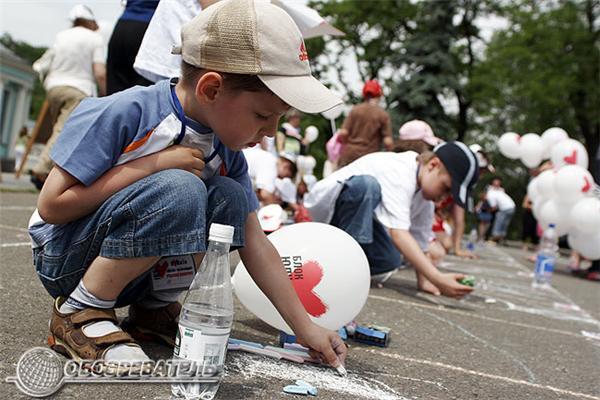 Світ очима дітей: повітряні кулі та малюнки на асфальті