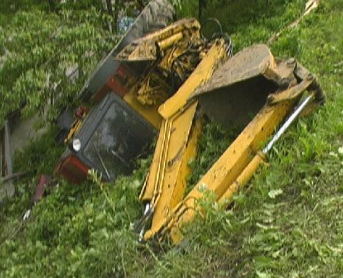 Слесарь пустил трактор под откос