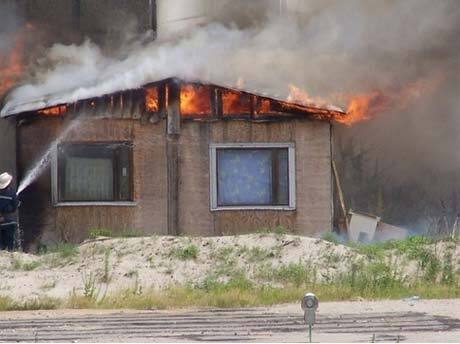 На Троещине бомжи едва не спалили многоэтажку 